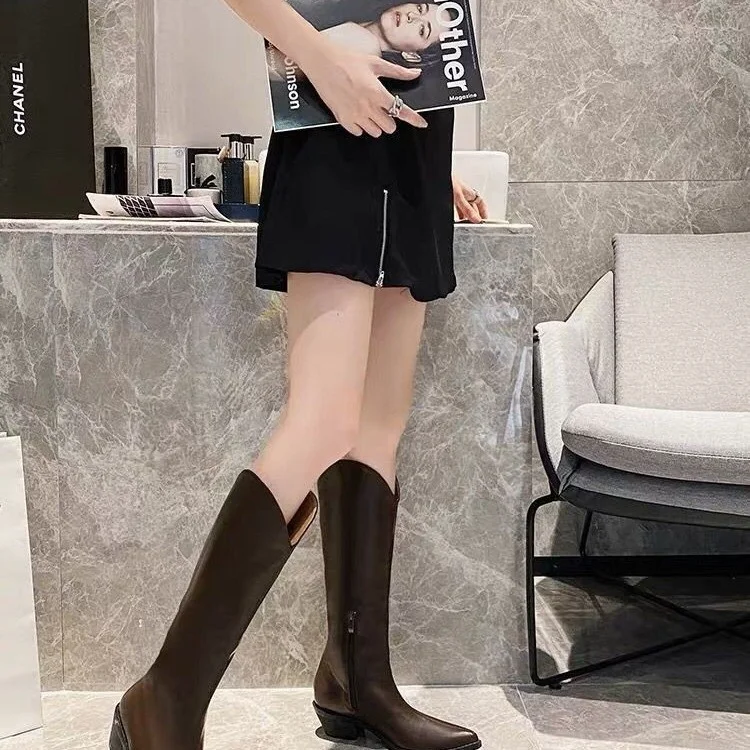 Botas femininas de salto grosso branco retrô e cano alto pontudo. Eleve seu visual com conforto e elegância em cada passo. — foto 5