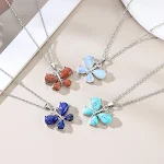 Colar com pingente de borboleta pequena de cristal de pedra natural e liga, acessório delicado e charmoso para adicionar um toque especial ao seu visual. — foto 1