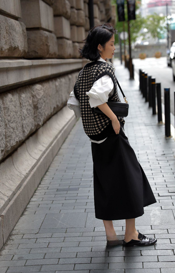 Damen Herbst Houndstooth Strickweste. Vielseitige Weste für stilvolle Lagenlooks. Weicher Strick, klassisches Muster, perfekt für Freizeit und Büro. — foto 3