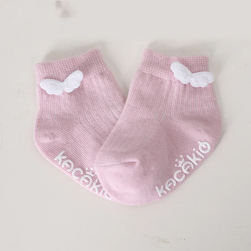 Meias infantis fofas com asas de anjo para bebês, antiderrapantes e de algodão, perfeitas para manter os pezinhos das crianças seguros e confortáveis. — foto 3