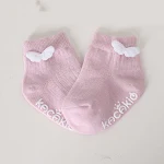 Meias infantis fofas com asas de anjo para bebês, antiderrapantes e de algodão, perfeitas para manter os pezinhos das crianças seguros e confortáveis. — foto 3