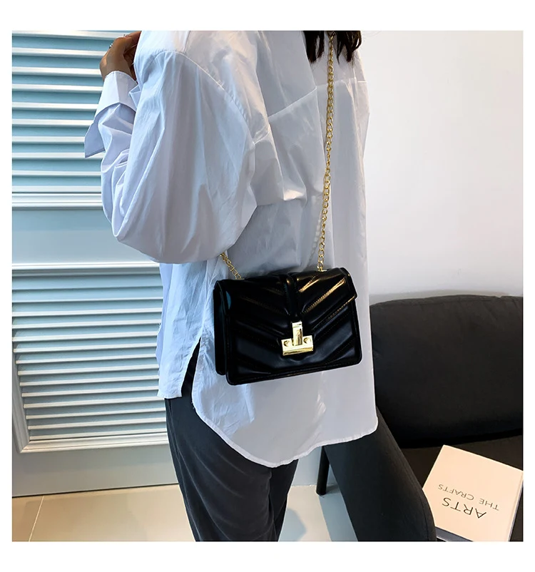 Bolsa pequena casual feminina, lisa, elegante, com corrente e textura. Perfeita para o dia a dia e trabalho. Design simples e estiloso. — foto 5