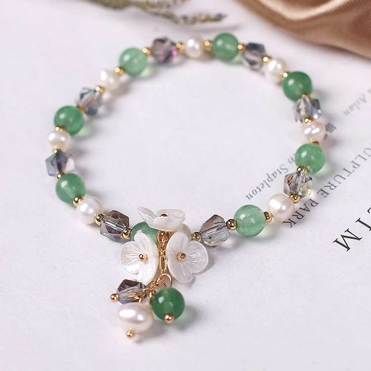 Pulseira estilo coreano com pérolas de água doce, morango e cristal. Joia feminina com flor de concha, design delicado e charmoso. — foto 4