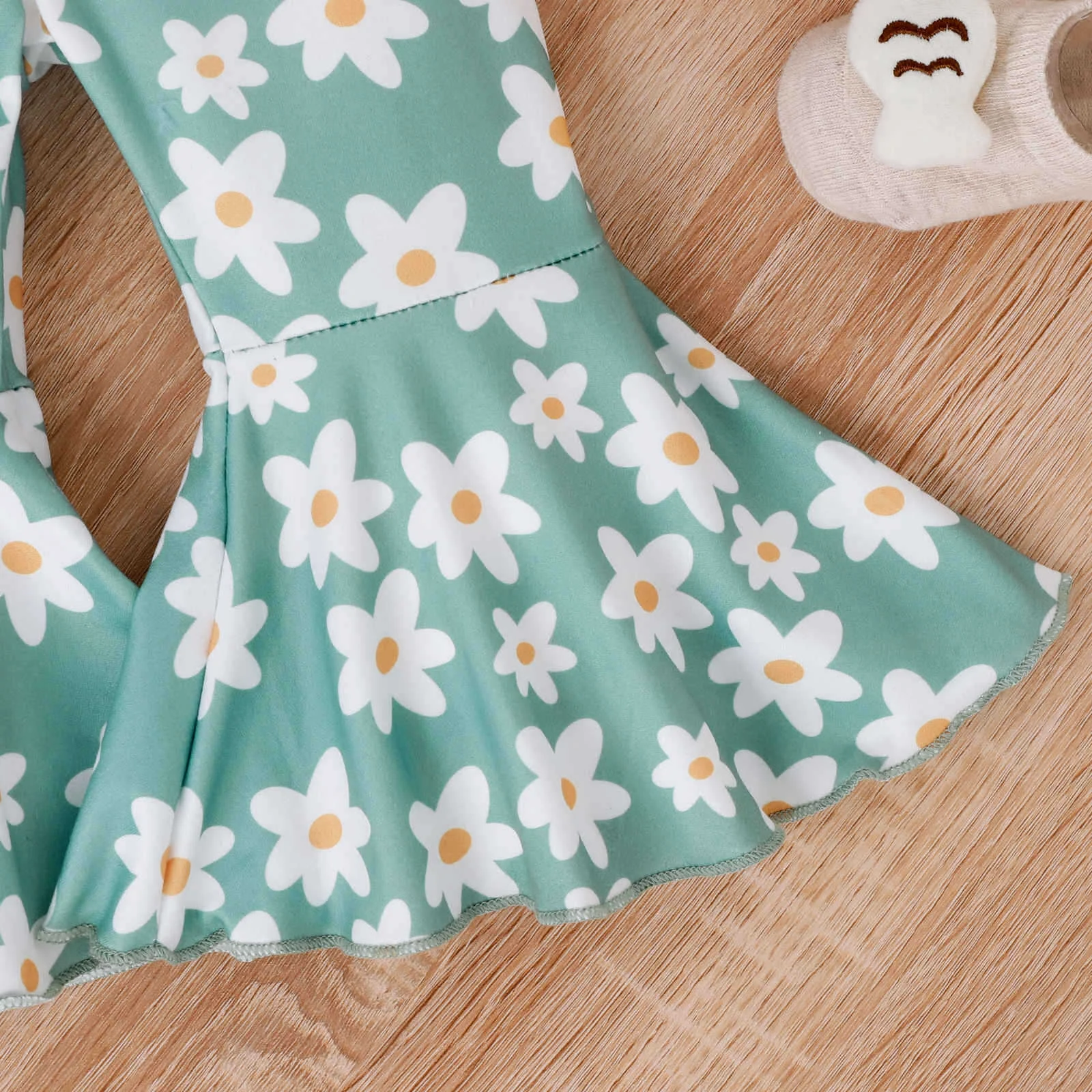 Zomerse set voor baby meisjes met strik-schouderbanden, V-hals korte mouw romper en bedrukte flared broek. Comfortabel en schattig. — foto 6