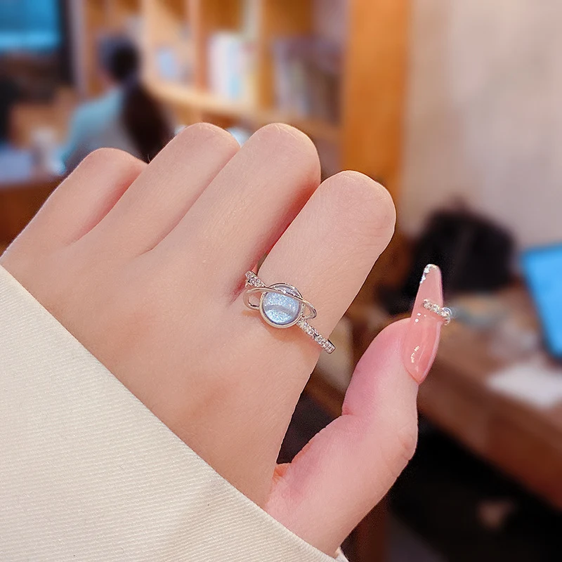 Anel feminino de planeta azul fantasia pequeno e luxuoso, perfeito para adicionar um toque sutil de brilho e sofisticação ao seu visual diário. — foto 5