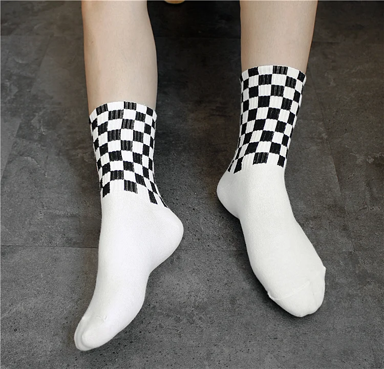 Calzini quadrati a rombi bianchi e neri da donna e uomo, calzini di cotone comodi e alla moda, perfetti per ogni giorno. — foto 4