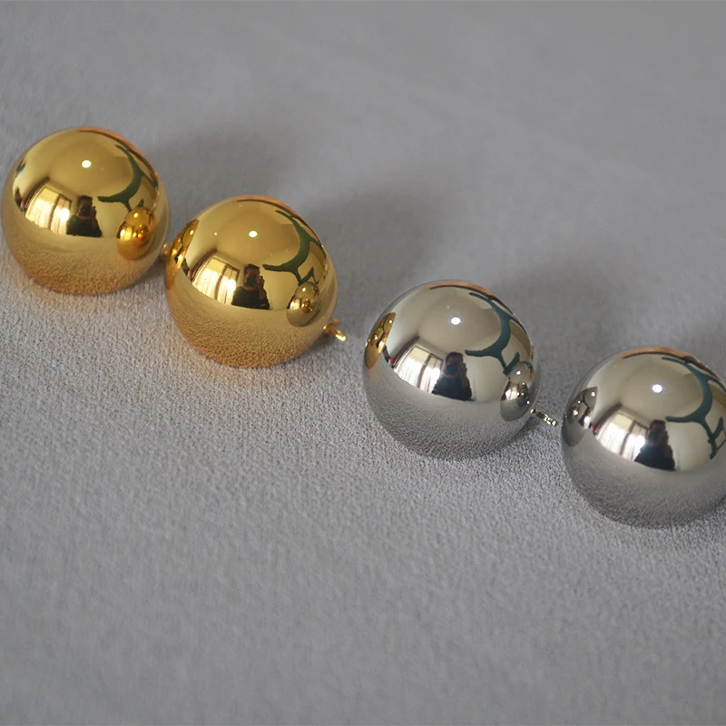 Brincos femininos vintage com bola redonda e vazada, um acessório exagerado que adiciona estilo e sofisticação, perfeito para um visual marcante. — foto 7