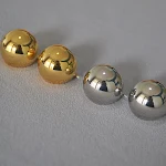 Brincos femininos vintage com bola redonda e vazada, um acessório exagerado que adiciona estilo e sofisticação, perfeito para um visual marcante. — foto 7