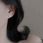 Brincos de Stud Mini Strass Ramo de Oliveira Feminino Adicione um toque delicado e elegante ao seu visual com estes brincos charmosos e sutis. — foto 3