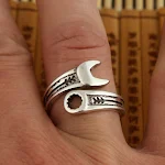 Anel masculino abridor de cartas em forma de chave inglesa Uma peça única e elegante, ideal para homens que apreciam funcionalidade e design sofisticado. — foto 1