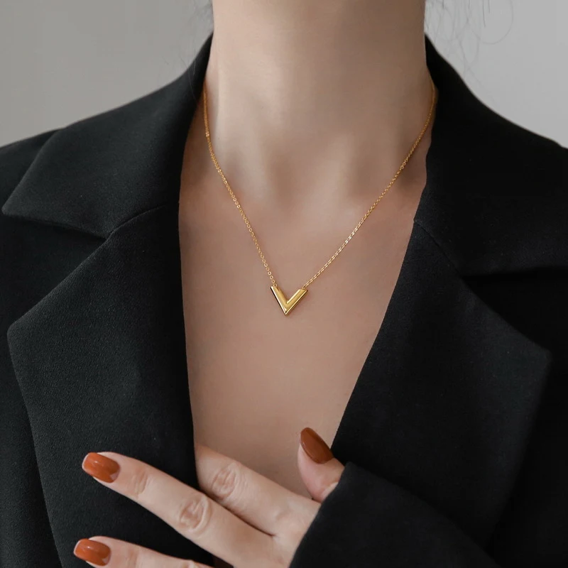 Corrente de clavícula com letras retrô, design de nicho e pingente Tide, personalidade única para um visual moderno e elegante. — foto 1