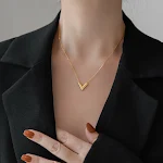 Corrente de clavícula com letras retrô, design de nicho e pingente Tide, personalidade única para um visual moderno e elegante. — foto 1
