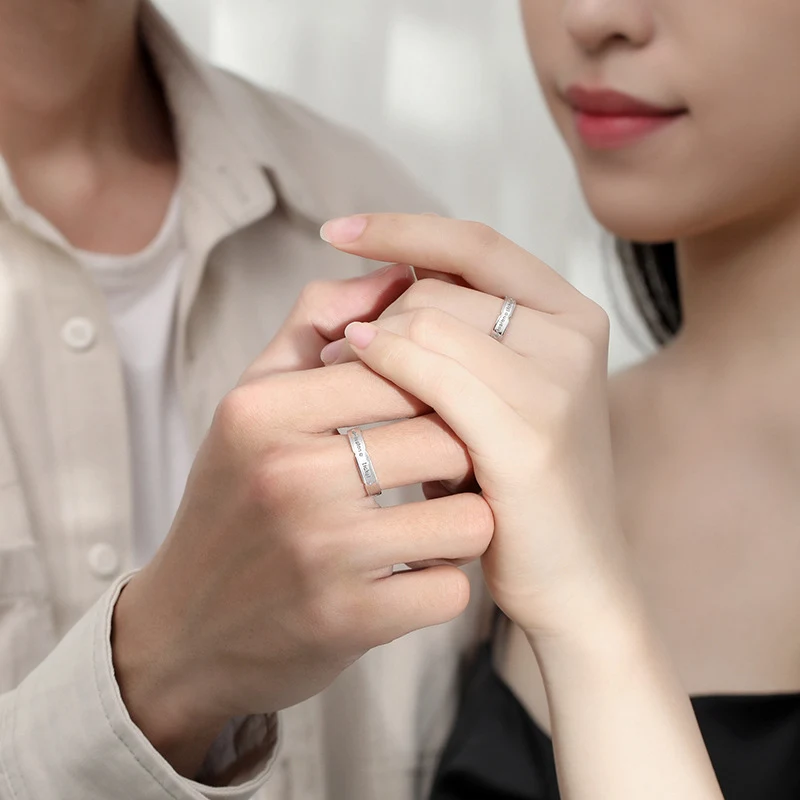 Anel de casal com letras em prata esterlina, simples e liso. Uma joia para celebrar o amor e a união, perfeito para presentear e eternizar momentos especiais. — foto 7