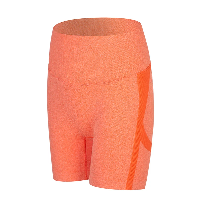 Naadloze sportyoga shorts voor dames, ademend en elastisch, ideaal voor trainingen. Biedt comfort en bewegingsvrijheid tijdens het sporten. — foto 4