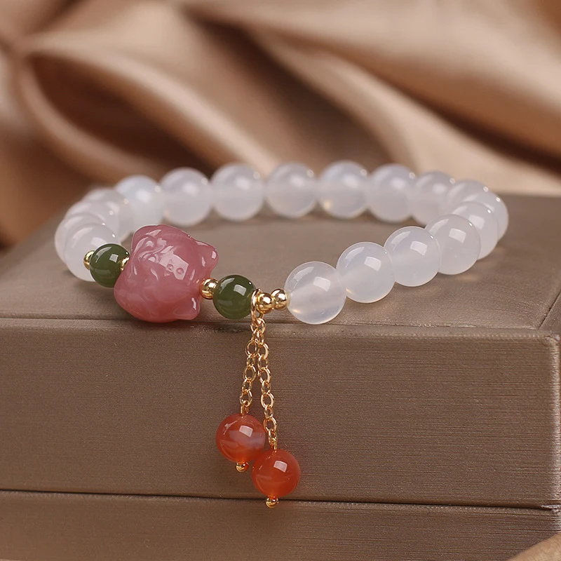 Bracelet design spécial en perles d'agate blanche. Un accessoire élégant et raffiné pour femmes. Sublimez votre style avec ce bijou unique. — photo 7