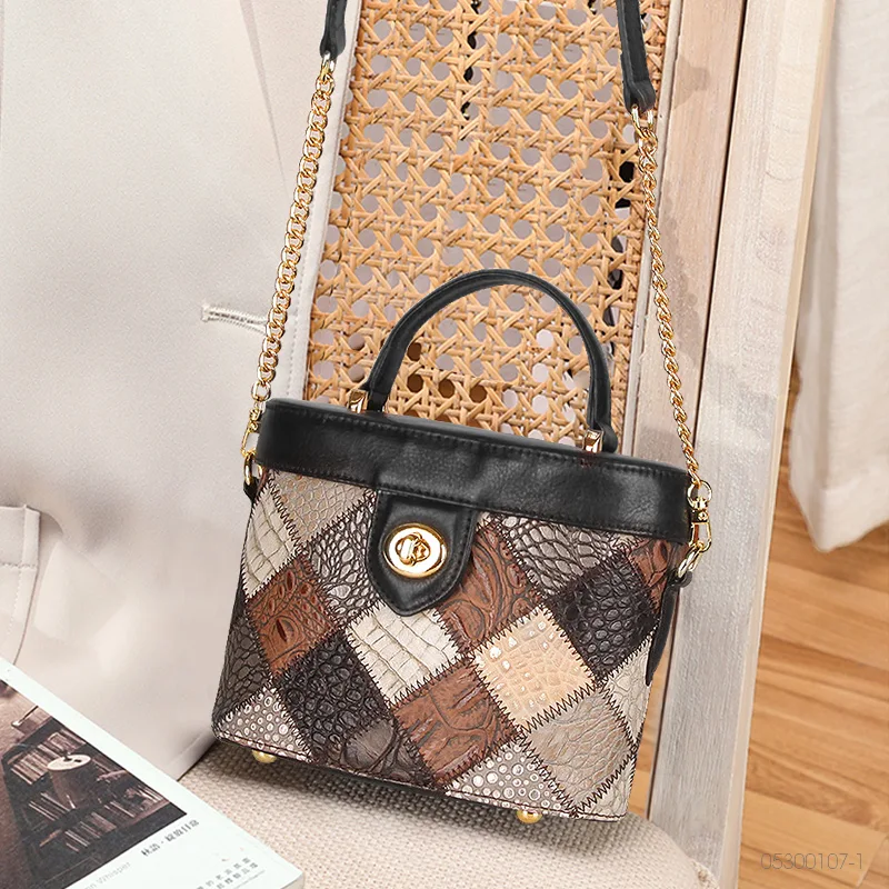 Bolsa feminina pequena cilindro fashion para ombro único e transversal. Um acessório versátil e elegante para complementar qualquer look. — foto 4