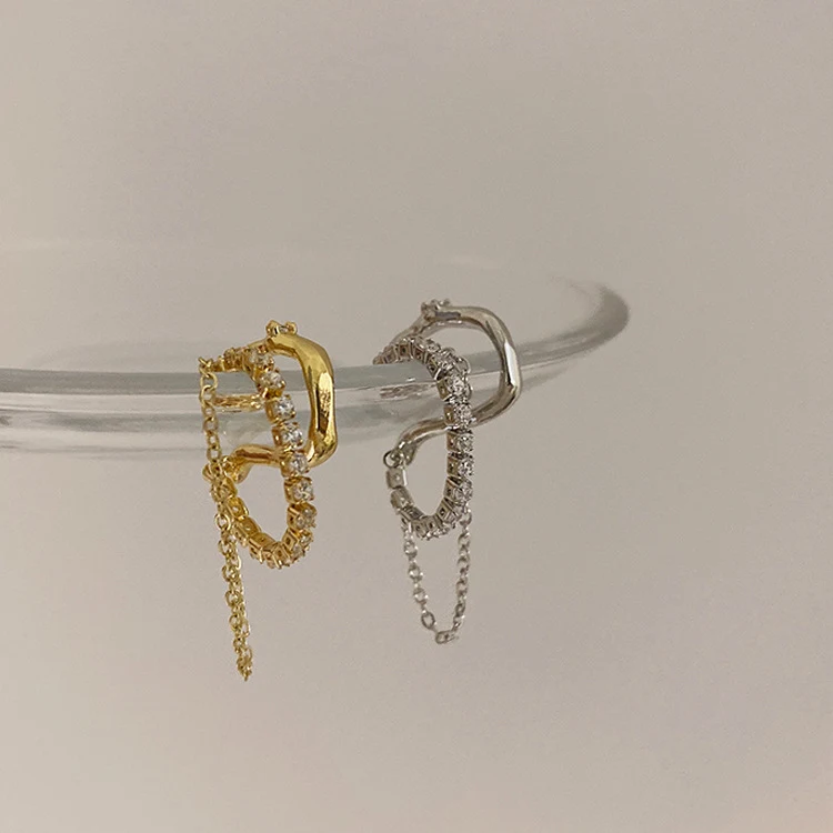 Brinco feminino de metal com clipe e borla de corrente com strass. Adicione brilho e estilo ao seu visual com este acessório deslumbrante. — foto 6