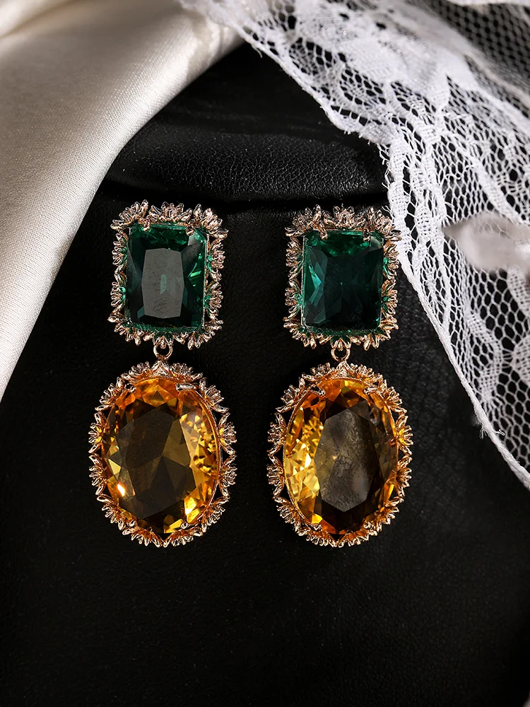 Brincos de luxo leves com citrino verde gema e agulha de prata. Elegância radiante para iluminar seu visual. — foto 4