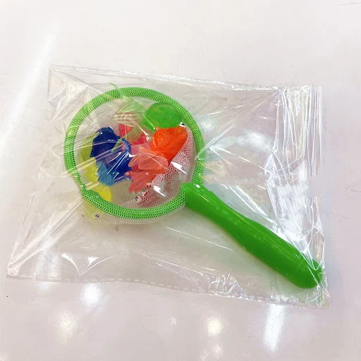 Title 5, Crianças Brincando com Brinquedos Aquáticos Col...