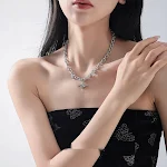 Colar com flores de cânhamo costuradas, corrente estrela, zircônia. Um acessório que adiciona charme, elegância e um toque especial ao seu visual. — foto 1