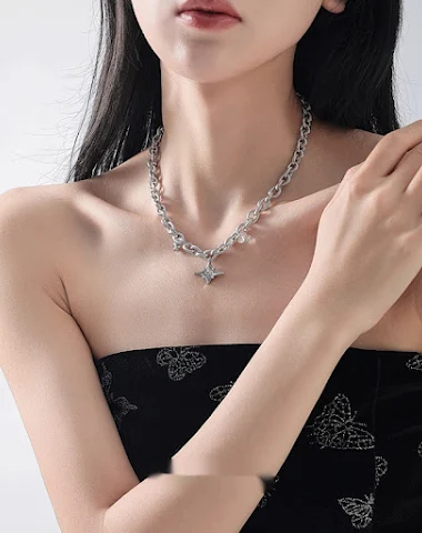 Colar com flores de cânhamo costuradas, corrente estrela, zircônia. Um acessório que adiciona charme, elegância e um toque especial ao seu visual.