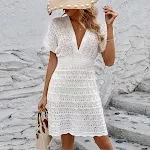 Vestido de praia com decote em V profundo, padrão de ondas e vazado, perfeito para um visual elegante e fresco na praia. — foto 4