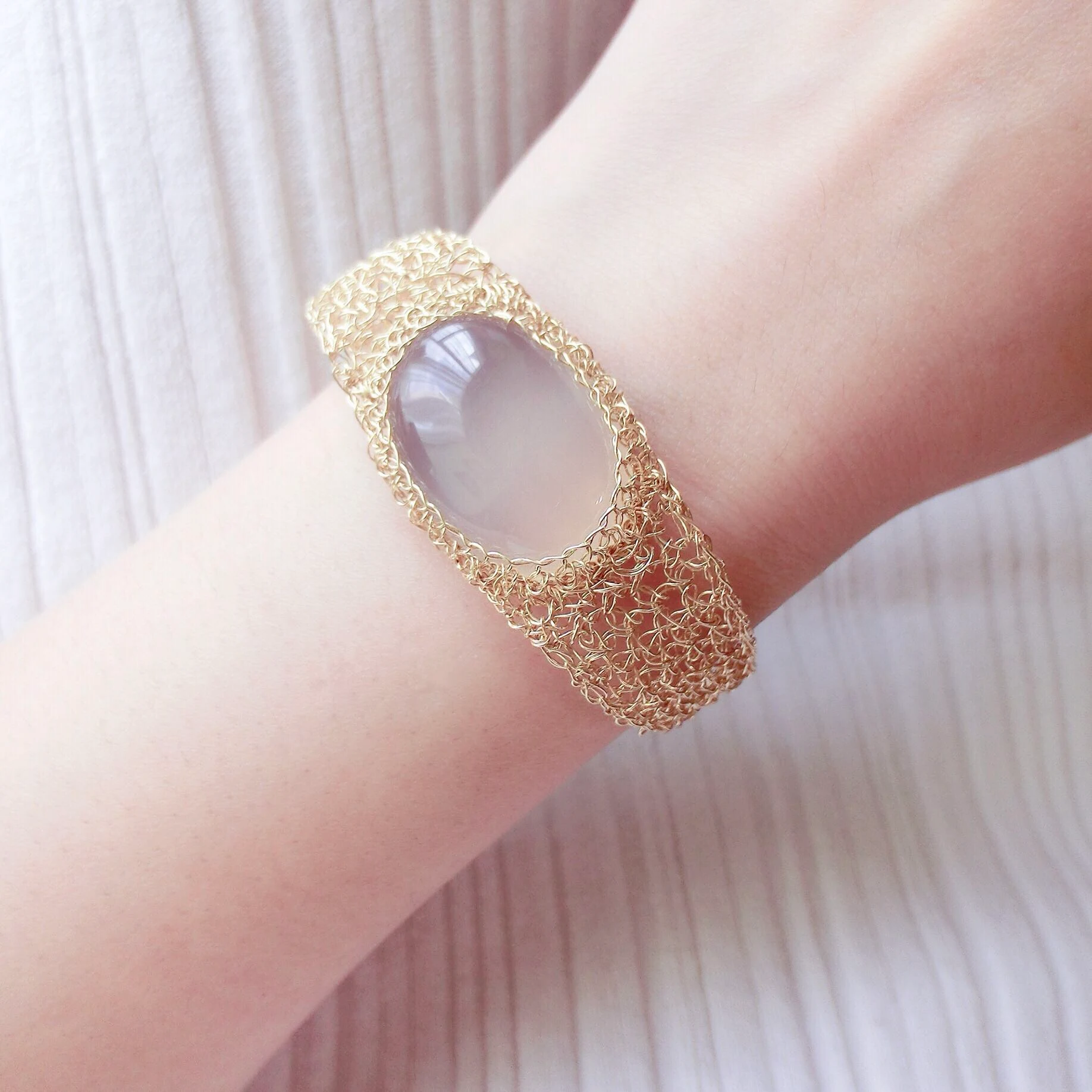 Title 3, Pulseira de fio de ouro 14k com calcedônia bran...