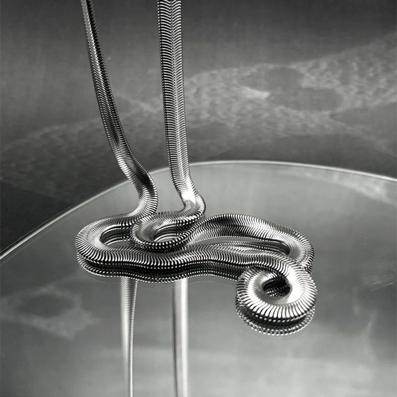 Colar de corrente de ossos de cobra larga em aço titânio que não desbota, para um visual elegante e resistente. — foto 3