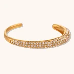 Pulseira Feminina de Aço Inoxidável Elegante e Simples. Um acessório de moda que combina charme e durabilidade, ideal para diversas ocasiões. — foto 4