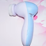 Novo Instrumento de Limpeza Elétrico Rotativo Cinco em Um. Limpeza facial completa, esfoliação, massagem e mais, para uma pele radiante e saudável. — foto 1