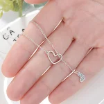 Colar curto ajustável Double Love, perfeito para um visual romântico. Ajuste personalizável, ideal para presente e diversas ocasiões. — foto 5