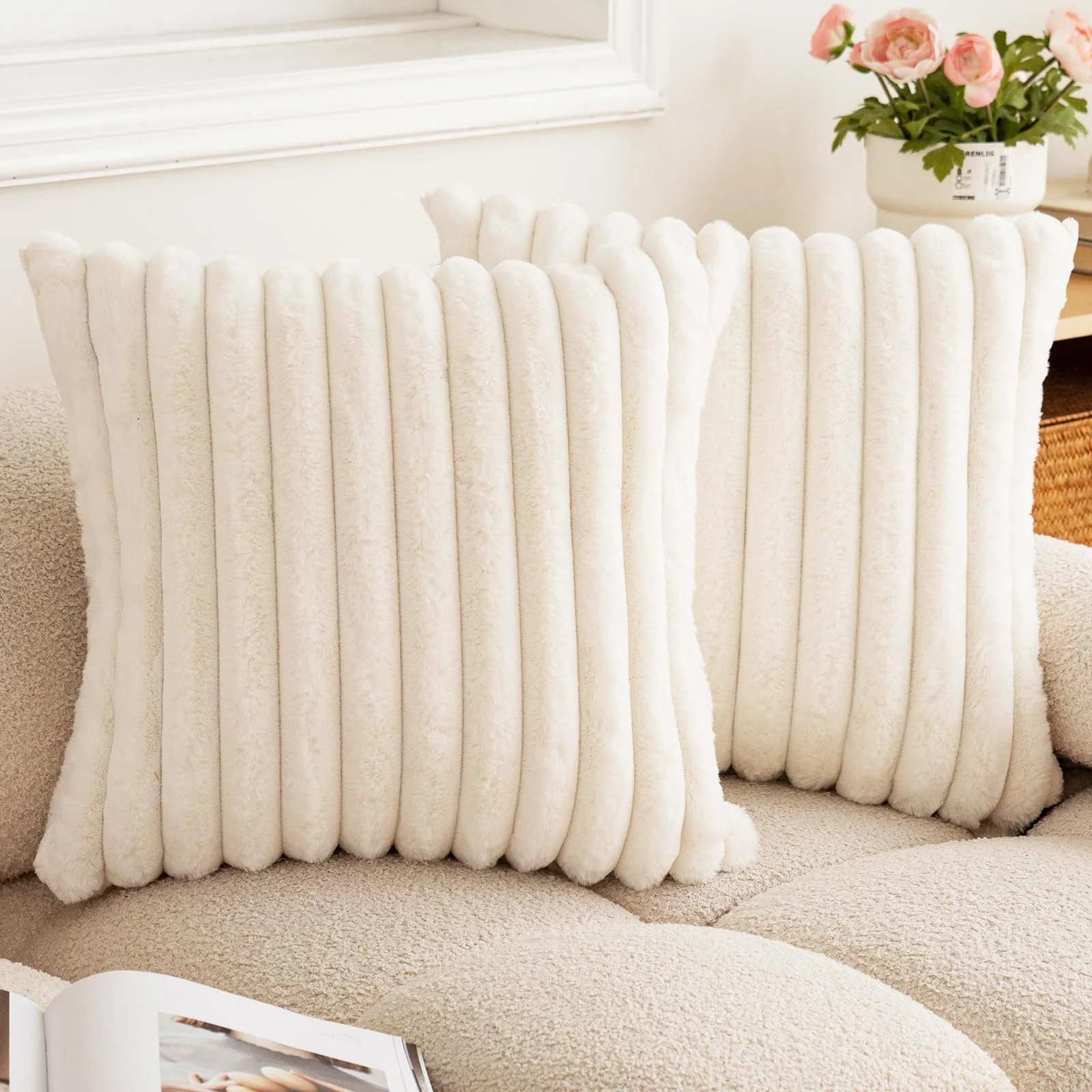 Capa de almofada quadrada de pelúcia com barras verticais de cor sólida de pele de coelho. Adicione conforto e estilo à sua casa. — foto 1