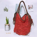Bolsa de palha portátil com uma alça só. Perfeita para praia, compras ou passeios. Leve, elegante e muito prática. — foto 2