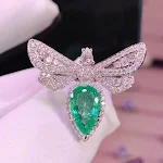 Anel retangular com gema verde esmeralda para mulheres, uma joia elegante e sofisticada que realça sua beleza natural. — foto 3