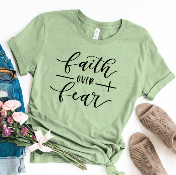 Camiseta Cristã Fé Acima do Medo Roupa Religiosa Feminina Camiseta de Fé para expressar sua crença e confiança. — foto 6