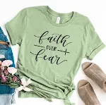 Camiseta Cristã Fé Acima do Medo Roupa Religiosa Feminina Camiseta de Fé para expressar sua crença e confiança. — foto 6