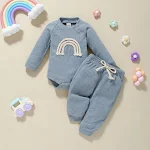 Herfst- en winter baby-peuter tweedelige set met regenboogborduurwerk in vijf kleuren. Schattige romper voor de kleintjes. Comfortabel en stijlvol. — foto 14