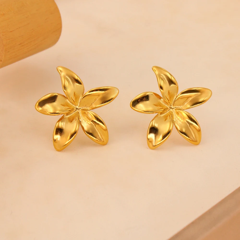 Brincos femininos com flores douradas, fashion e versáteis. Combinam com tudo, elevando seu estilo único e adicionando um toque especial. — foto 1