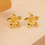 Brincos femininos com flores douradas, fashion e versáteis. Combinam com tudo, elevando seu estilo único e adicionando um toque especial. — foto 1