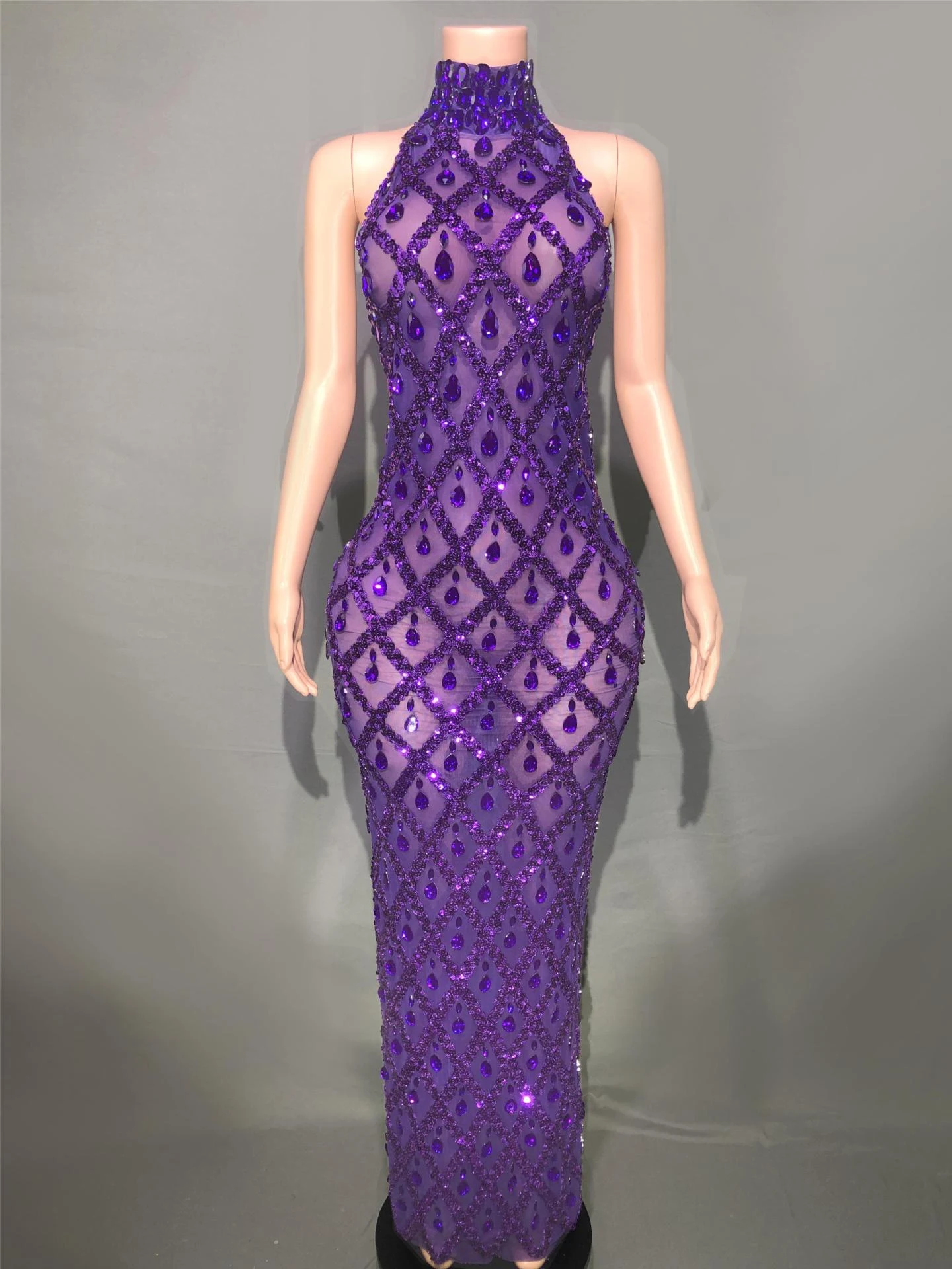 Vestido de festa noturno plus size feminino com strass brilhantes, elegante e reluzente, ideal para arrasar em eventos especiais e celebrações. — foto 15