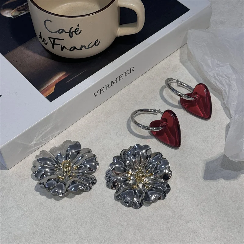 Orecchini a fiore grandi ed esagerati per donne, un accessorio fresco e audace per elevare il tuo look, aggiungendo un tocco di stile e personalità. — foto 4