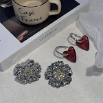 Orecchini a fiore grandi ed esagerati per donne, un accessorio fresco e audace per elevare il tuo look, aggiungendo un tocco di stile e personalità. — foto 4