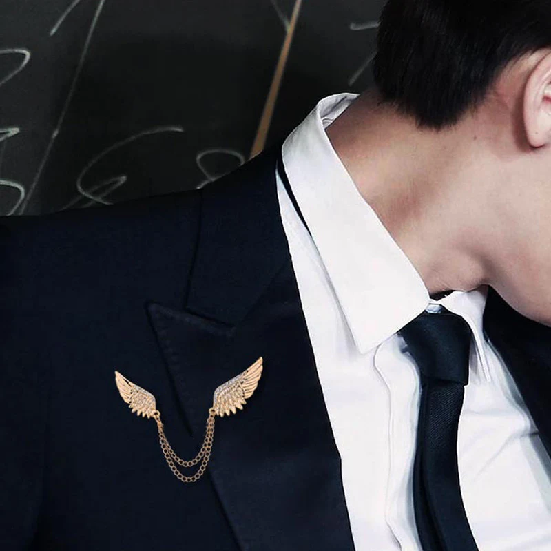 Pin de colar com fivela, corrente e asas de anjo, um acessório elegante e único para camisas, jaquetas e muito mais. — foto 1