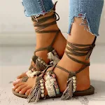 Sandálias étnicas AliExpress, tamanho grande, com tiras, miçangas e borlas. Solado plano para mulheres. Sapatos estilosos e confortáveis. — foto 3