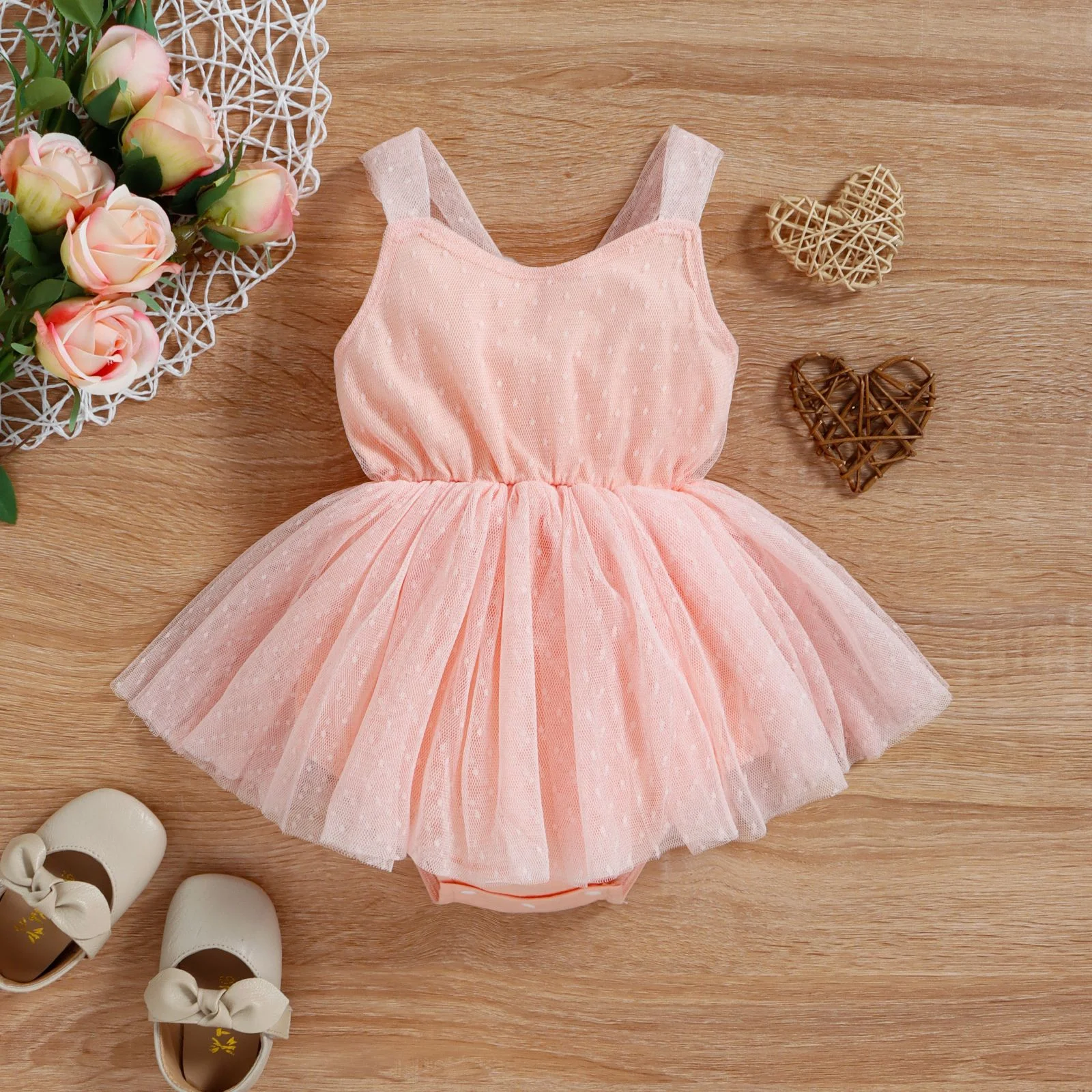 Vestido infantil de alcinha em tela para bebês, leve e fresco, ideal para o verão, respirável e confortável para brincar e passear. — foto 3