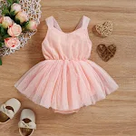 Vestido infantil de alcinha em tela para bebês, leve e fresco, ideal para o verão, respirável e confortável para brincar e passear. — foto 3