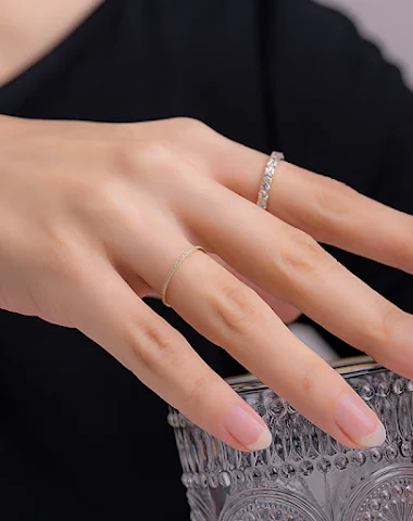 Anel feminino elegante e personalizado para uso diário. Design requintado, com detalhes embutidos e personalidade marcante para a mulher moderna.