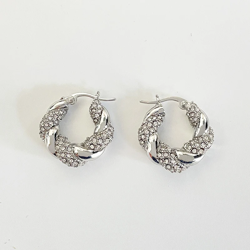 Brincos de Zircônia Elegantes Design com senso delicado. Joia feminina ideal para presente ou uso diário, realçando a beleza. — foto 3