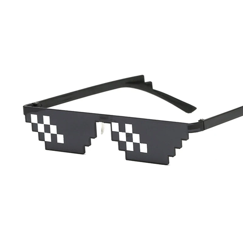 Disfraz de parodia periférica de anime con gafas de sol de píxeles de mosaico — foto 2