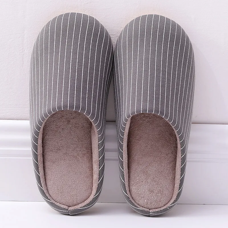 Chinelos de casa quentes de outono e inverno para casais, macios e antiderrapantes. Conforto e segurança para seus pés em casa. — foto 11